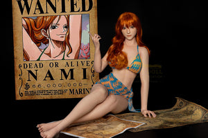 Nami är en realistisk 166 cm lång silikon-docka med bröststorlek C-Kupa från det kända märket Irontech Doll. En extremt verklighetstrogen sexdocka med cosplay-stil inspirerad av den populära tv-serien One Piece. För dig som söker en realistisk replika av Nami från One Piece så är detta en perfekt docka. Vare sig ditt behov är för fotografering, utställning eller fysisk aktivitet. Sexdocka Nami One Piece är ett bra och prisvärt alternativ för dig som söker en 1:1 skala version av karaktären Nami i verkligt u