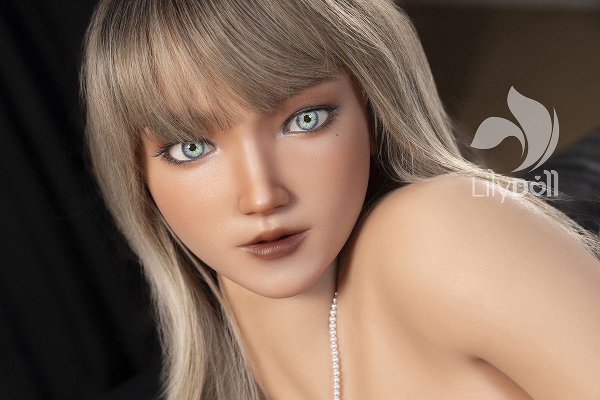 Närbild på Freya‑B:s ansikte – gröna ögon, lugg och solkysst hud.