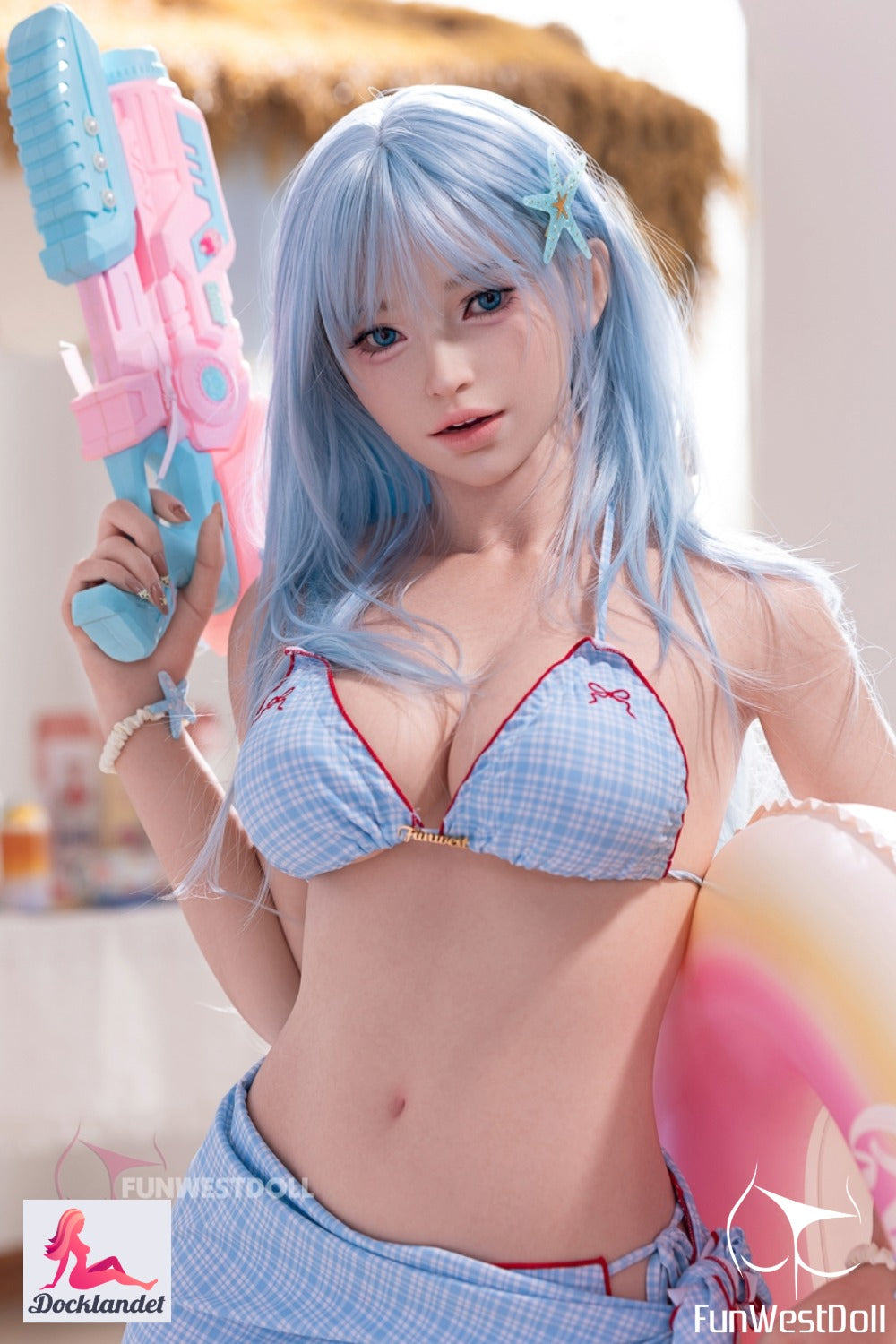 Alice es una muñeca extremadamente realista de 159 cm de altura que tiene un cuerpo curvilíneo con caderas anchas y pechos grandes (copa F). Un exclusivo muñeca sexual con una apariencia encantadora y de la más alta calidad de la conocida marca. FunWest Doll. Piel extra detallada (RST = textura de piel real).