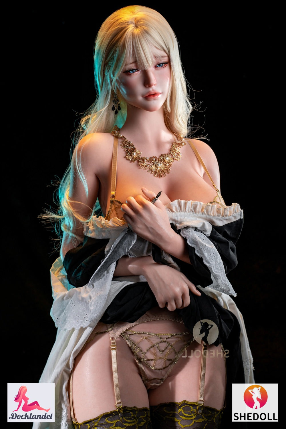 muñeca rubia muñeca sexual con ojos azules, lencería exclusiva adornada en oro y peinado largo y ondulado, posando sobre un fondo oscuro con una sensación de fantasía lujosa.