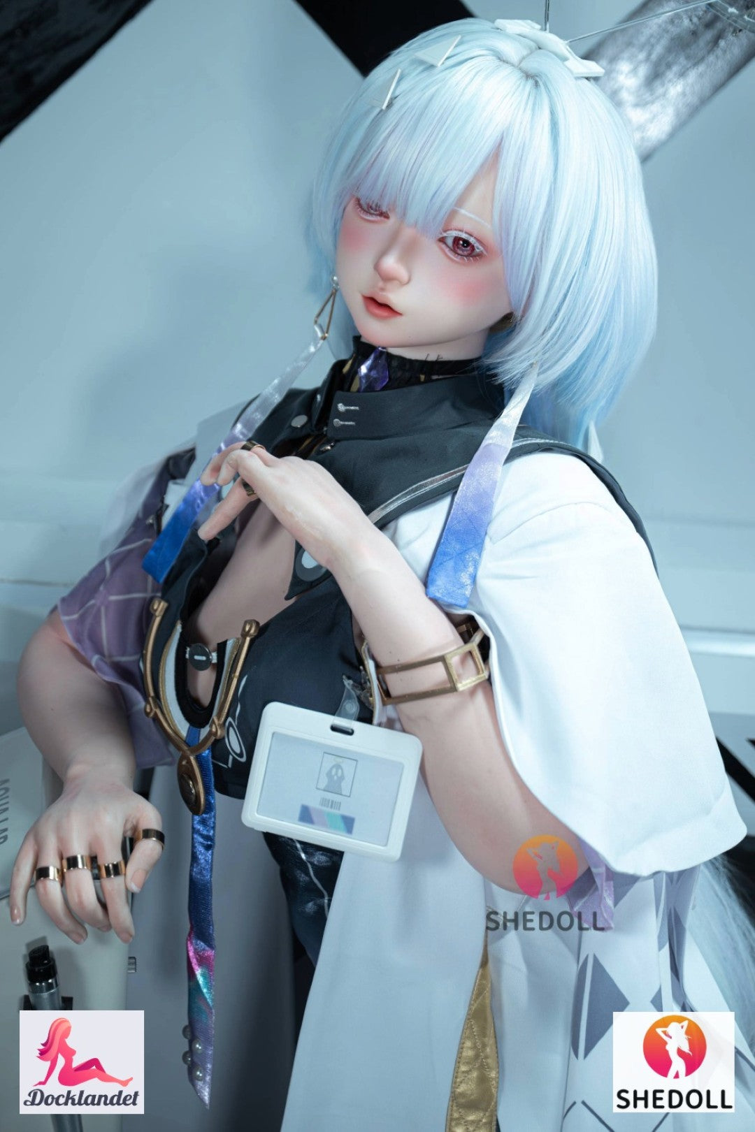 anime realista SHEDOLL Muñeca con peinado azul claro y traje de cosplay, primer plano que muestra detalles realistas y estilo de ciencia ficción.